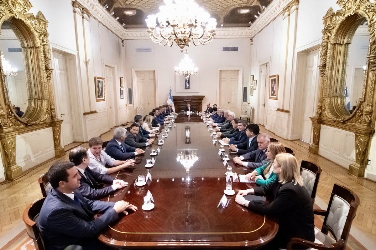 En Casa Rosada nos reunimos los gobernadores y representantes de las provincias con el Gobierno Central. Recibimos una nueva versión de la ley de bases y el nuevo marco productivo.
Comprendemos la importancia de alcanzar consensos institucionales y nos comprometimos a generar el