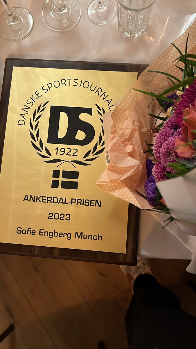 sofie_munch's tweet image. Jeg er både stolt og vildt taknemlig! 

Mange unge dygtige sportsjournalister render rundt i landet og inspirerer mig hver dag, så den her betyder ekstra meget.