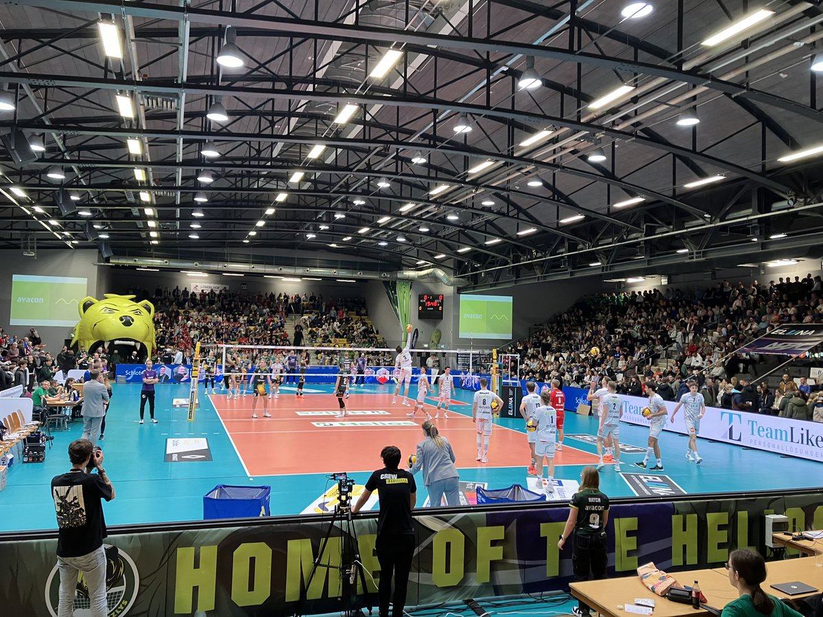 baumgarten_ralf's tweet photo. #Avacon Spieltag in Hildesheim:
Ausverkaufte Arena, #Derbysieg für die #Grizzlys Giesen 🏐 2.800 Zuschauer feiern Dreisatzsieg gegen #Lüneburg
#Tabellenführung 😊👍 https://t.co/zqZIesOyff