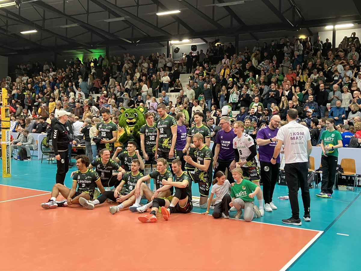 baumgarten_ralf's tweet photo. #Avacon Spieltag in Hildesheim:
Ausverkaufte Arena, #Derbysieg für die #Grizzlys Giesen 🏐 2.800 Zuschauer feiern Dreisatzsieg gegen #Lüneburg
#Tabellenführung 😊👍 https://t.co/zqZIesOyff