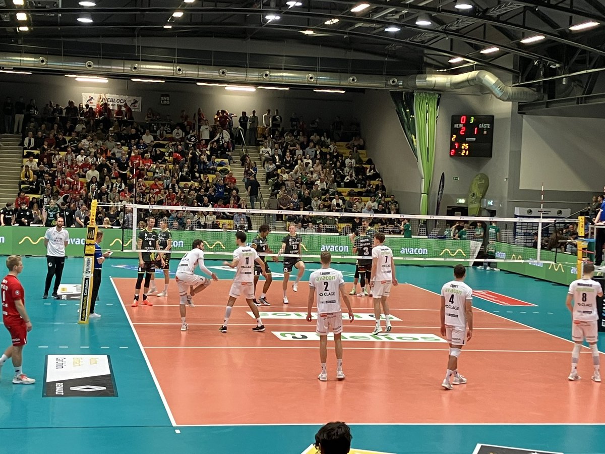 baumgarten_ralf's tweet photo. #Avacon Spieltag in Hildesheim:
Ausverkaufte Arena, #Derbysieg für die #Grizzlys Giesen 🏐 2.800 Zuschauer feiern Dreisatzsieg gegen #Lüneburg
#Tabellenführung 😊👍 https://t.co/zqZIesOyff