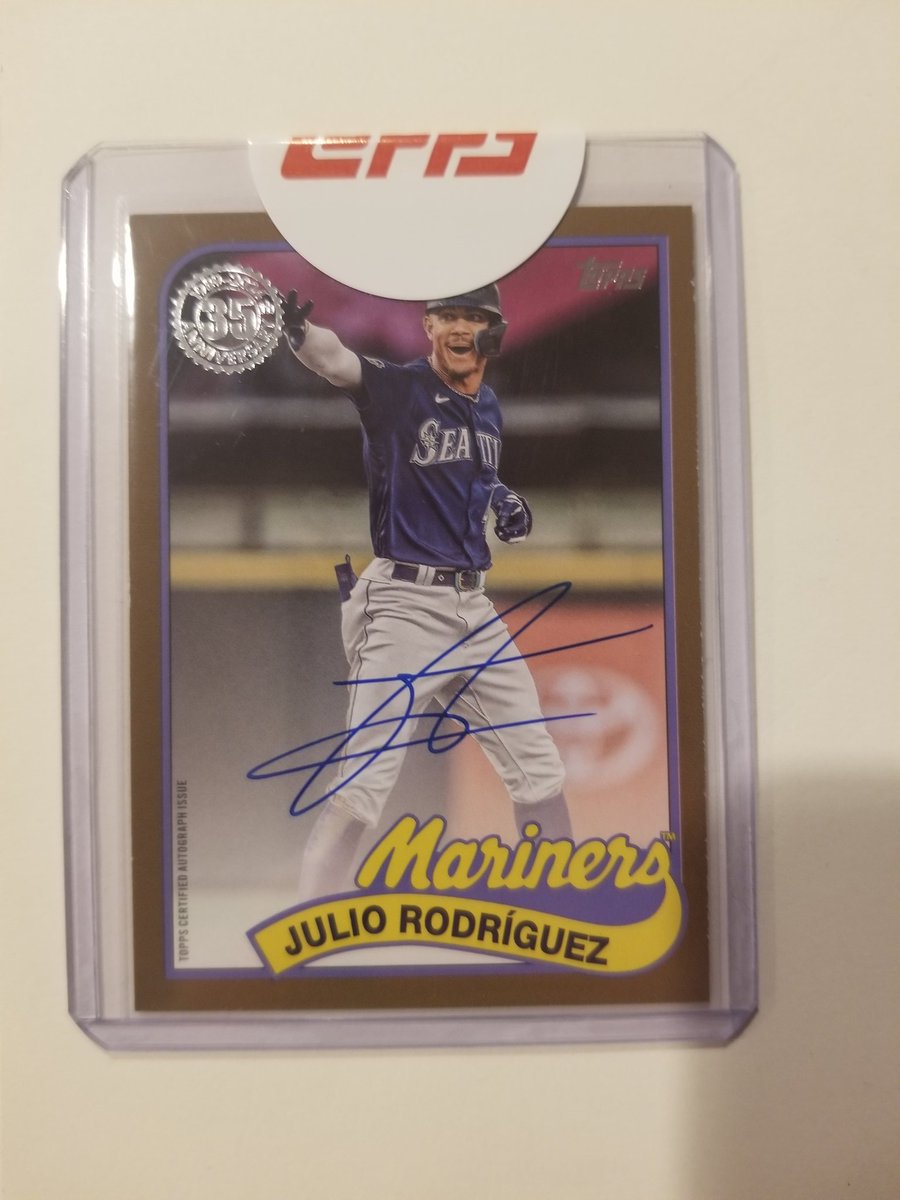 91huskies's tweet photo. @Topps Haven't collected cards in 30 years then this happens..Got this redemption card out of a blaster box and contemplated selling the redemption but decided to redeem it instead.   A numbered redemption card to /50 should have better quality control than this. https://t.co/jctLH21H2Y