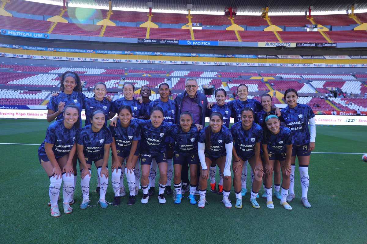 PumasMXFemenil's tweet photo. El día de hoy nuestro presidente, Luis Raúl González, nos acompaña en el partido ante Atlas Femenil en el marco del #DíaInternacionalDeLaMujer 

#UnidasVenceremos #SoyDePumas #8M #DeCanteraSomos https://t.co/eWEuzBEoQD