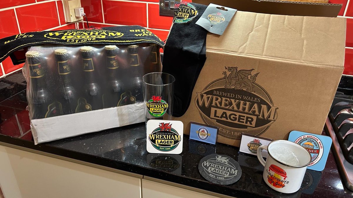 Great night in @Yabgroupltd Eagles Meadow for a charity night quiz to help raise money for local child LOUIS. & I only bagged a raffle prize VERY GENEROUSLY donated by local brewery @WXM_Lager a case of lager, glass,mug,beer mat,coasters,socks,fridge magnets. Cheers Guys 🍺👍