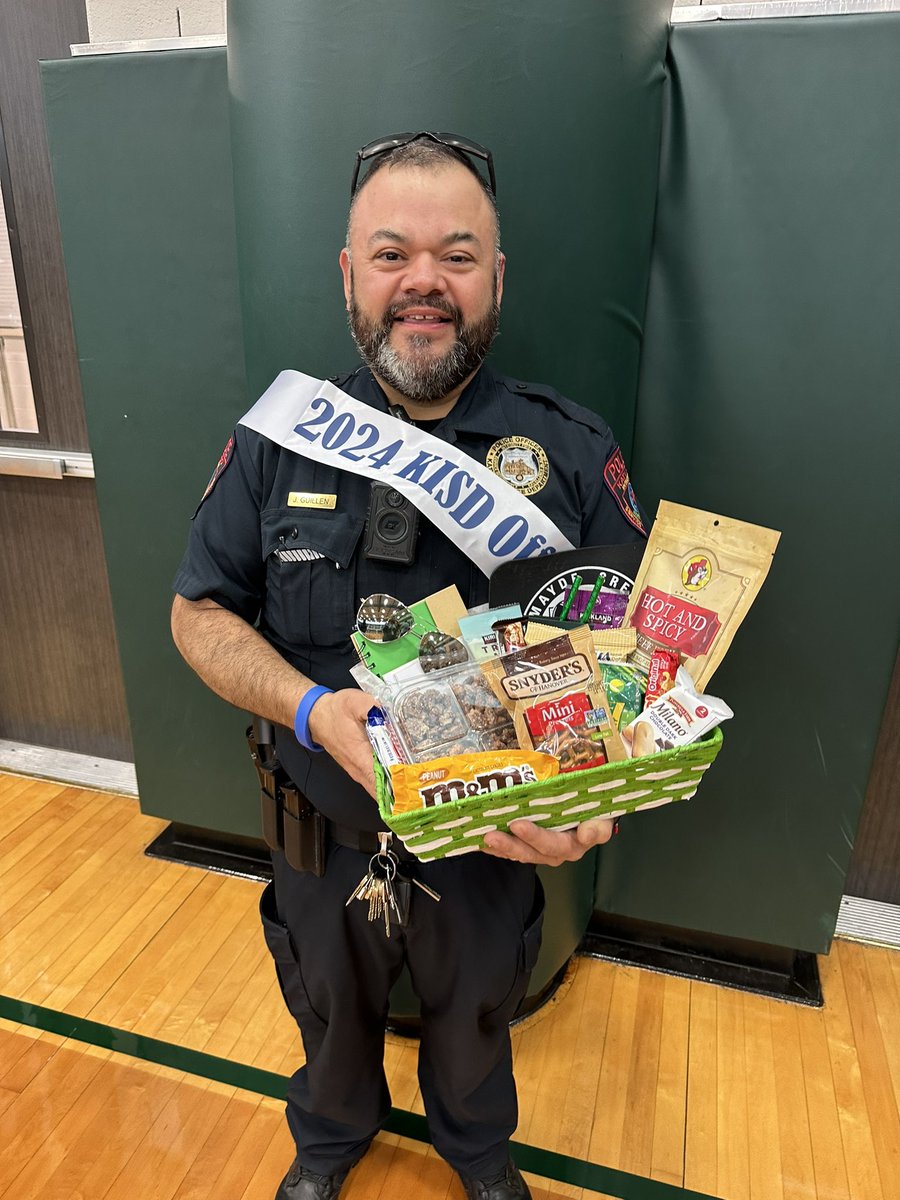 LHerring_MCHS's tweet image. Excited to recognize @MCHS_Rams Officer Guillen as the @katyisd Officer of the Year at our pep rally today!! Thank YOU, Officer Guillen for ALL that you do for us!! 💚