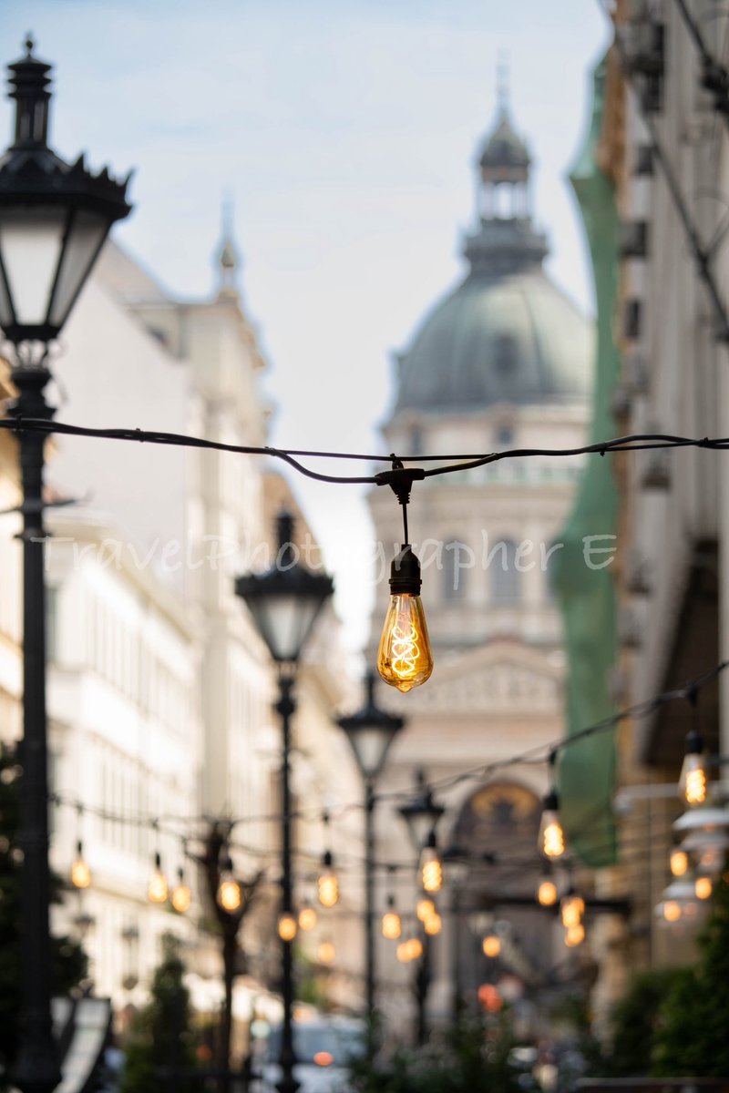 ハンガリー🇭🇺ブダペストの街並み✨
#聖イシュトヴァーン大聖堂 を望む素敵な小道を写真に収める📷素敵なカフェ☕️
#ハンガリー #ブダペスト #海外旅行 #カフェ #テラス席 #大聖堂 #フォーシーズンズホテル #FourSeasonsHotel #コーヒー #写真で奏でる私の世界 #Hungry #Budapest