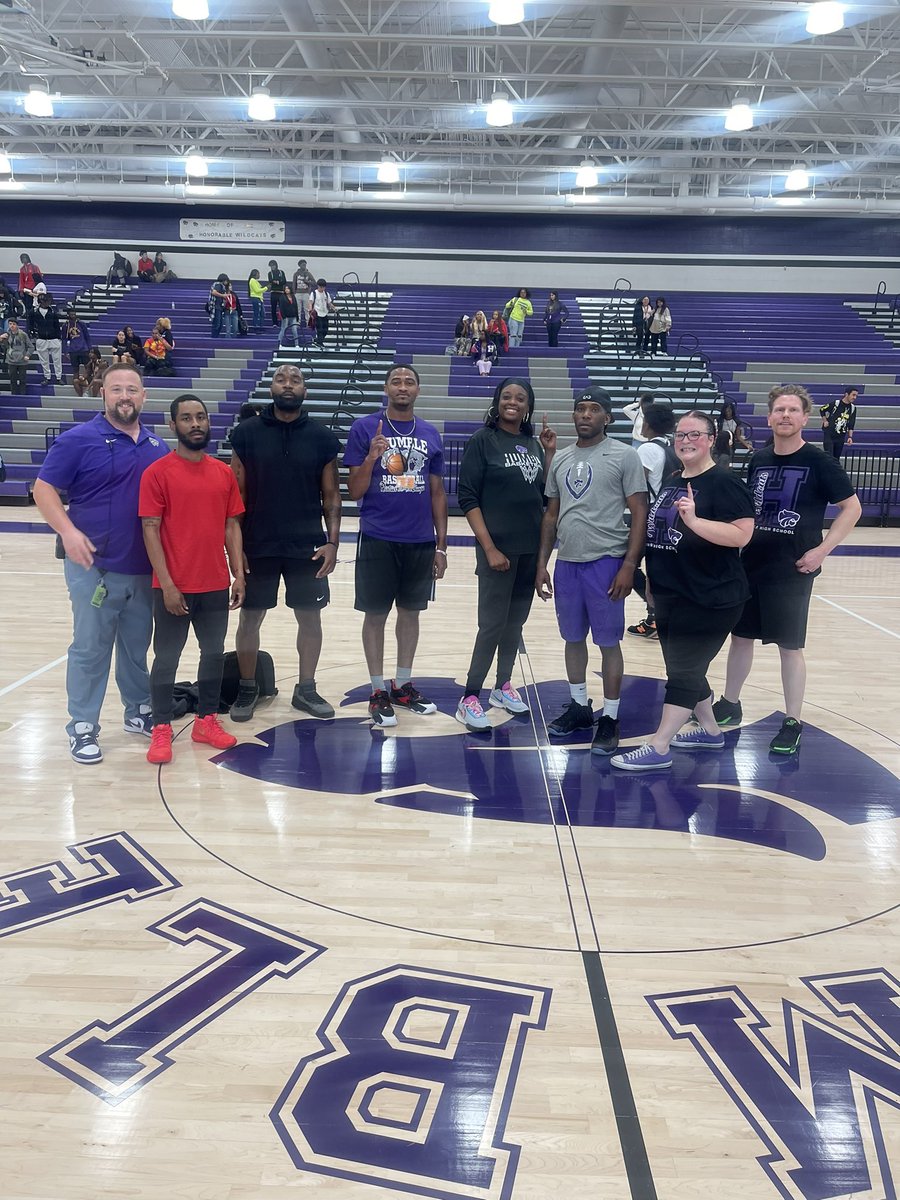 Coach_Arnick's tweet photo. & of course the Staff is the winner of the HHS #StaffvsStudent game! OH make that 2xπ
#WinnersSquad
#AllIDidWasGetCardioIn π€£ https://t.co/GOshL9Z0ri