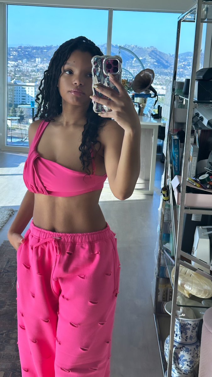 Halle tweet media