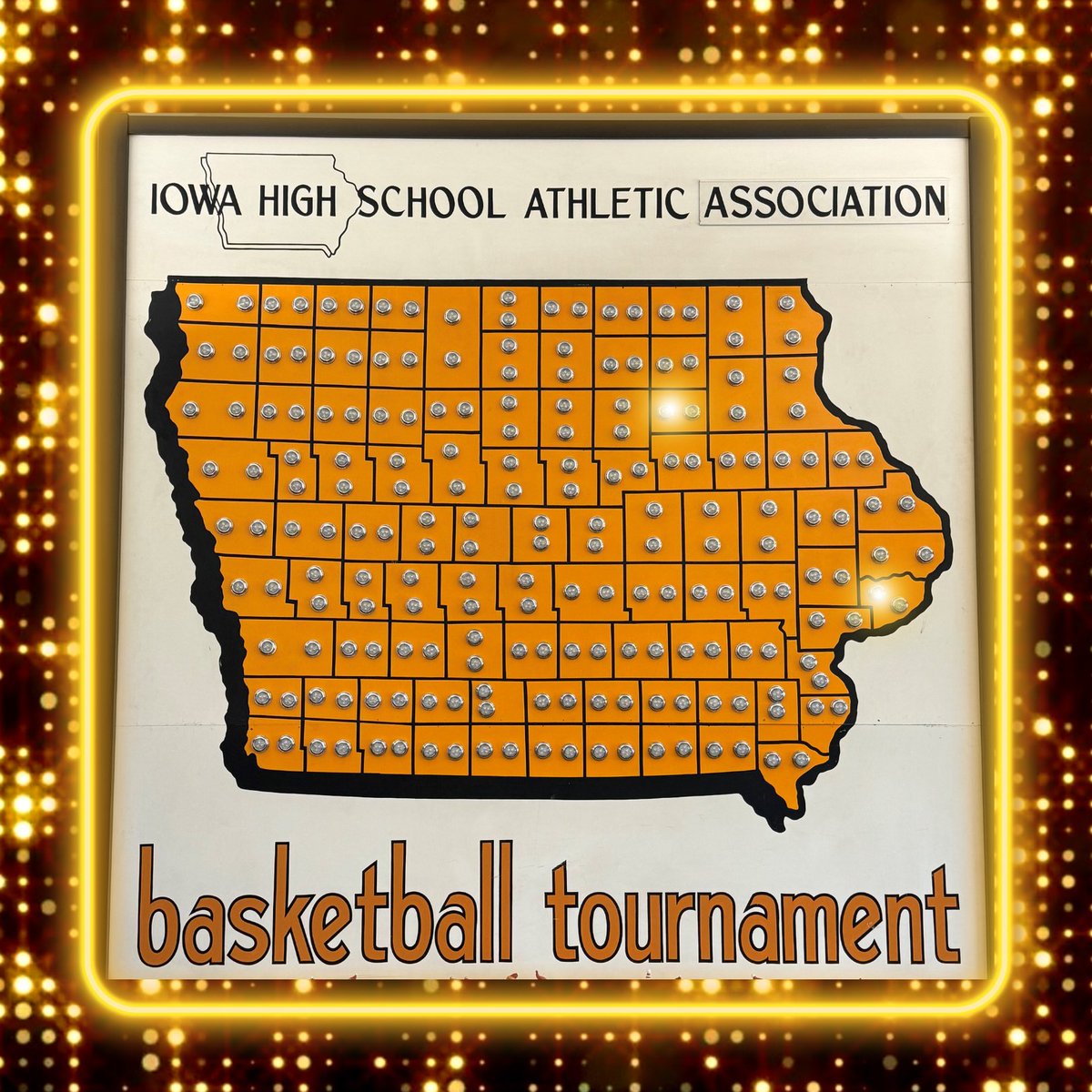 Up on deck is the Class3⃣🅰️ #iahsbkb final🏆: Assumption, Davenport (18-8) vs. Waverly-Shell Rock (22-3). The action starts in less than 15 minutes! 🏀iahsaa.org/basketball/sta…