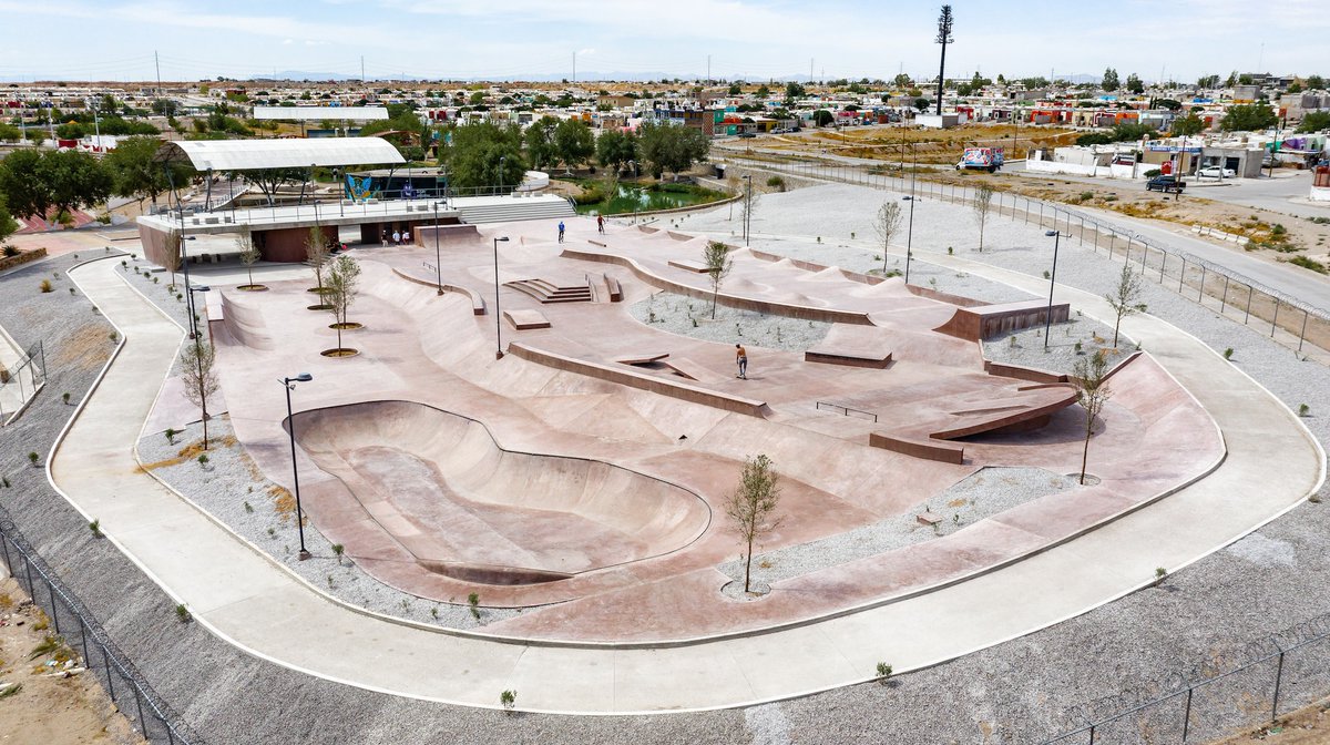 Elias_Group's tweet photo. ¡Nos sentimos contentos porque nuestro proyecto La Duna Skatepark recibió el Premio de Honor de parte del STREETSCAPE RESEARCH CENTER CHINA Design Adwars 2023 al reconocer el impacto social de este proyecto en su comunidad!

#LaDunaSkatepark

@faunam_mx  @SEDATU_mx  @EPEPEPv https://t.co/dAPQqOFFt4