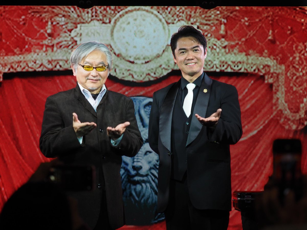 NAOANNE7's tweet image. 2024.3.8（金）
六本木OSMAND へ🪄︎︎

初めてライブで拝見できた カズ・カタヤマさん✨テクニックで魅せるステージ👏👏
目の前で見たカップ&amp;amp;ボール 楽しかった!!

集人さんの目力と笑顔にパワーもらいました✨シビれました🤩

#OSMAND
#魔法ダイニングバー