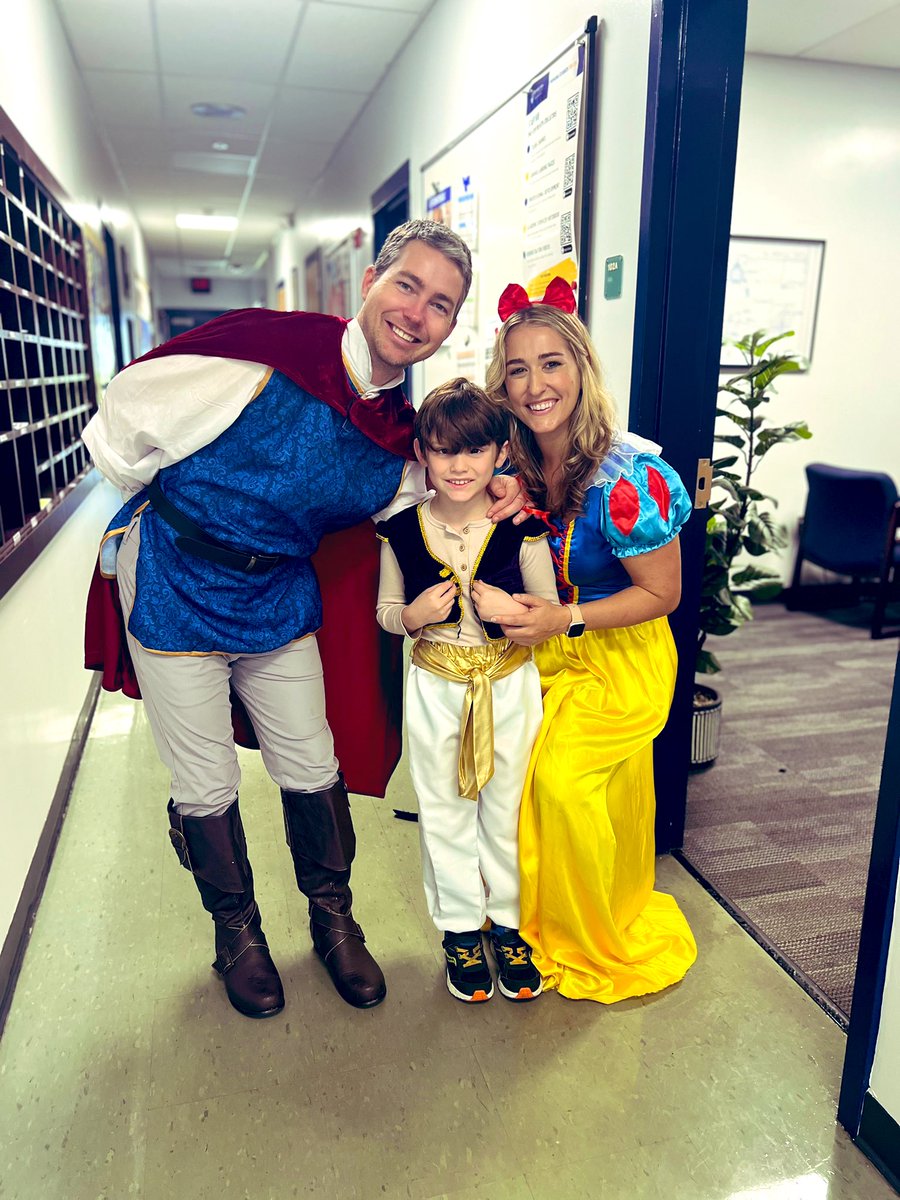 WestchaseWizard's tweet photo. Our Wizards sure know how to celebrate literacy!! 📕📖📚 If you missed it, check out the QR code for a short recap! #characterbookparade https://t.co/syHgcptMpl