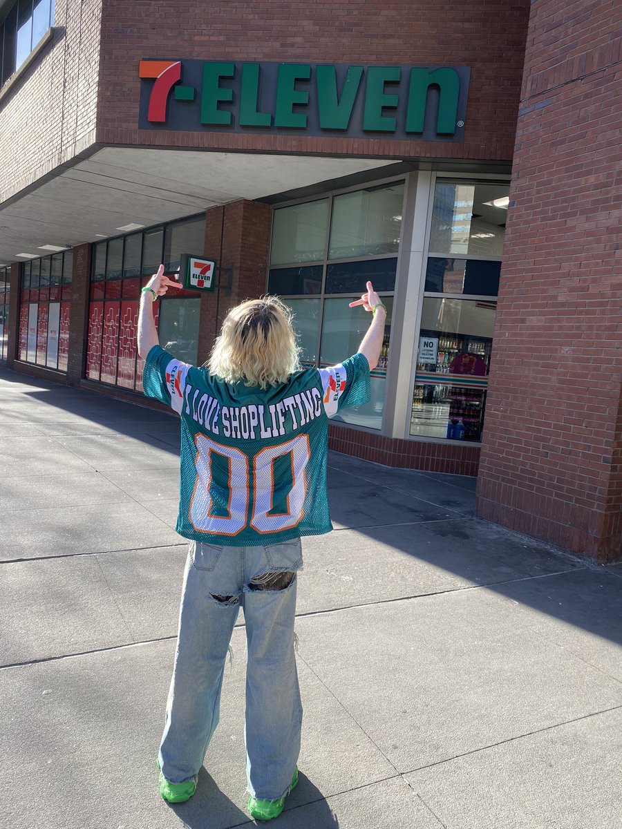 bejalvin's tweet photo. FUCK YOU @7eleven !!!!!! https://t.co/AjZWQNgdk3