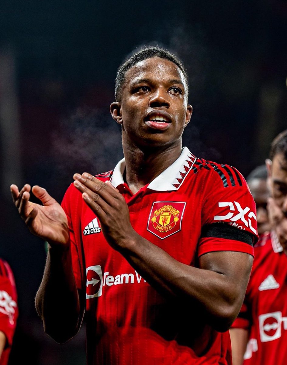 FabrizioRomano's tweet image. 🚨 Ten Hag on Tyrell Malacia: "I think it's going to be difficult for him this season to be available”.

“He's back on the pitch, but not in the team and the process had some setbacks for him”.

“He’s still going forwards really slowly and the season is coming to an end”.