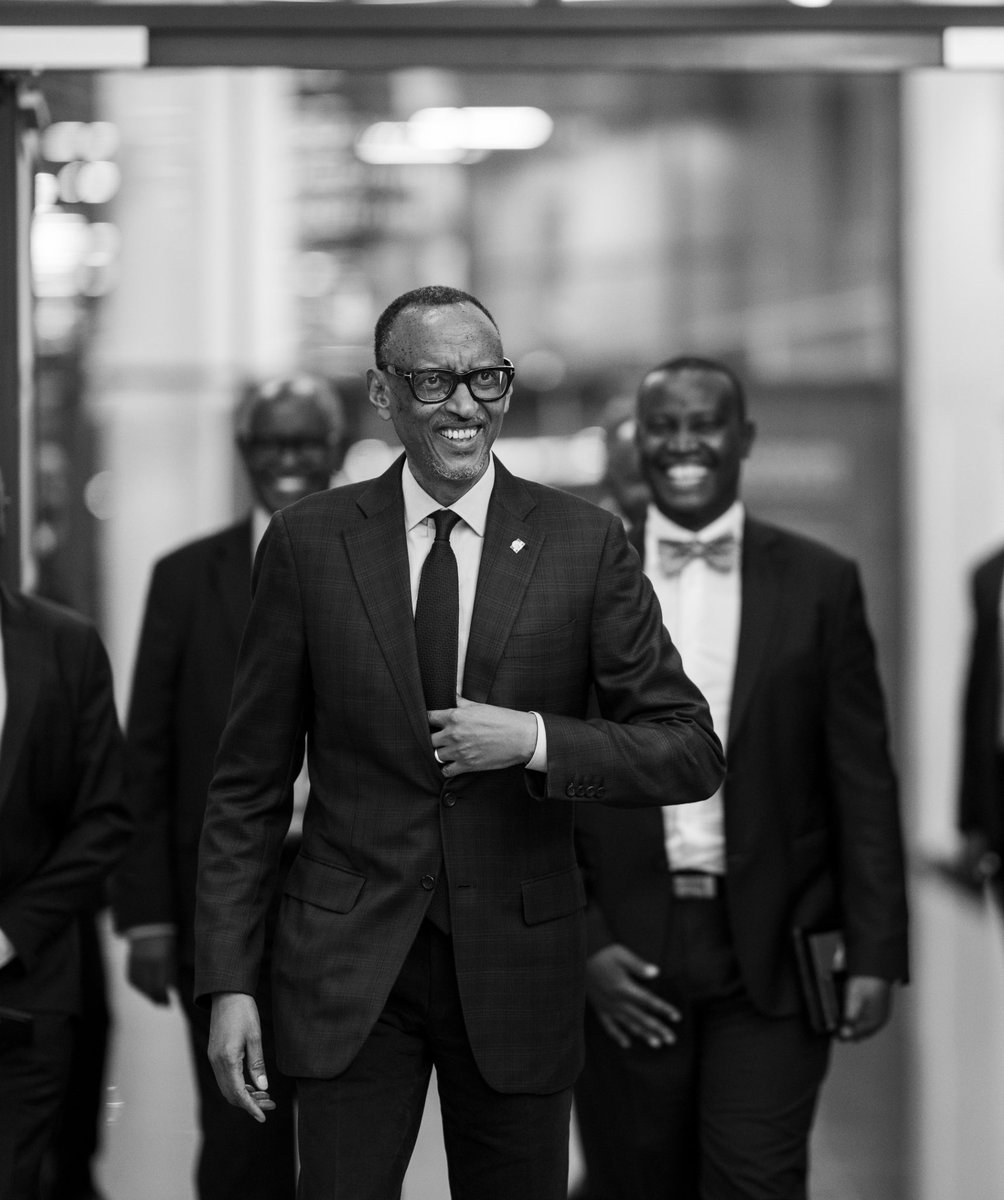 This evening at the Kigali Convention Centre, President Kagame hosted a cocktail in honour of members of the Ntare School Old Boys Association (NSOBA), who are in Kigali for the finals of the Ntare Lions League <a href="/ntare_league/">Ntare Lions League</a> football tournament. The League finale, taking place