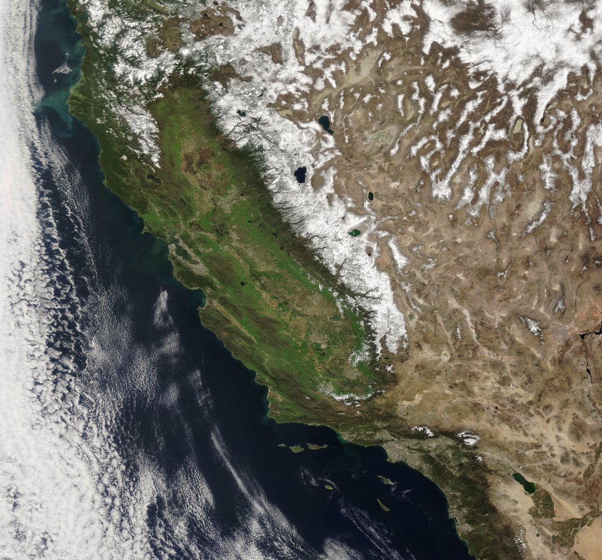 It's the clearest day California has had in weeks and the views are amazing.

A deep snowpack, green hills, and beautifully gushing rivers.