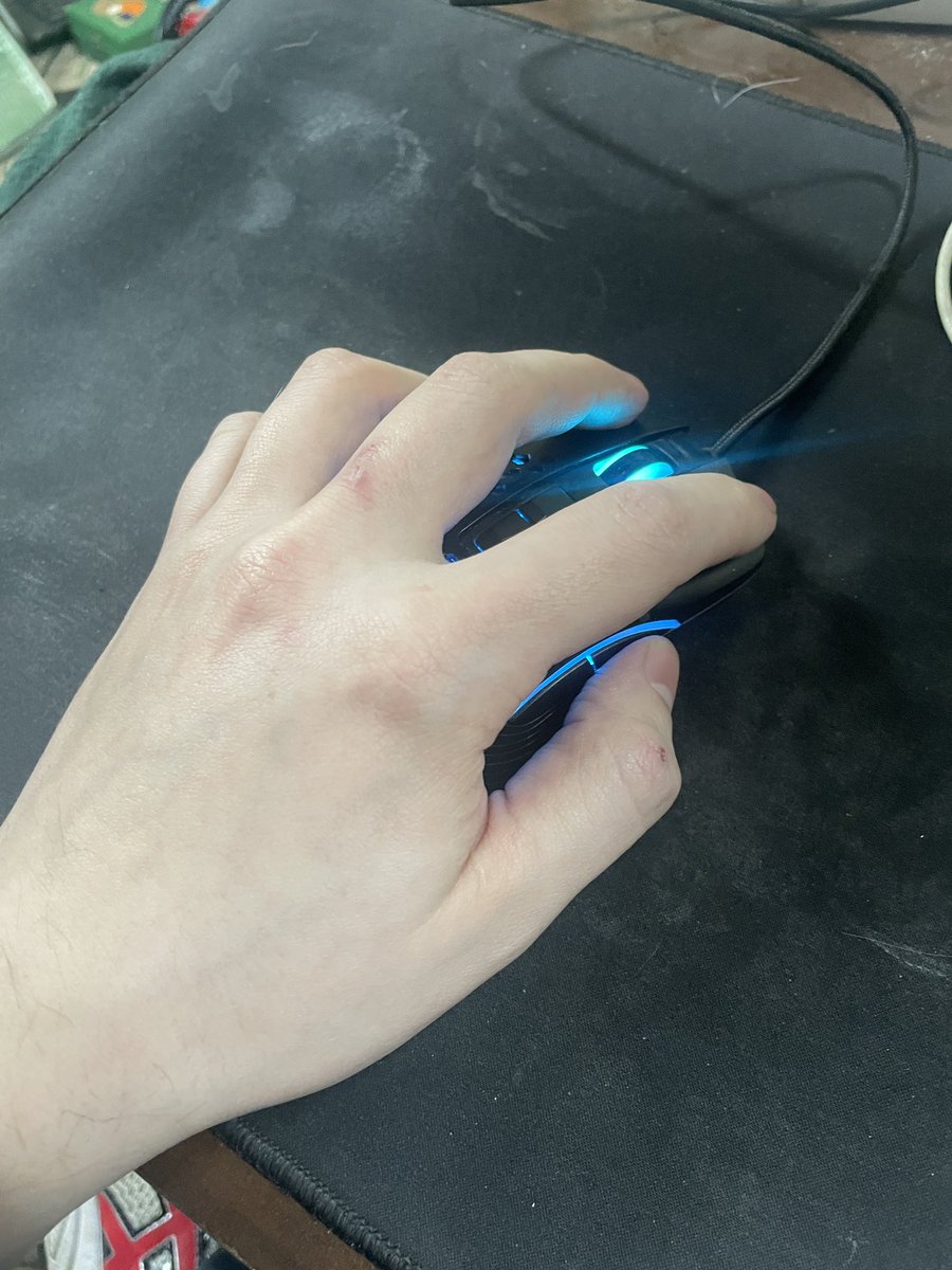 realrtiii's tweet photo. Hey @WallhackHQ users! Looking to pick up a #skypad but I’m a left handed gamer. I’d like to have a full palm sleeve - anybody seen any options? https://t.co/H7od225cOg