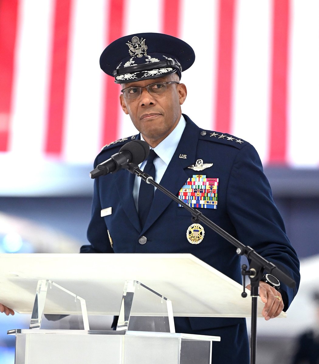 GenCQBrownJr's tweet photo. Honored to participate in the @cmsaf_official change of responsibility, recognizing CMSAF #19 JoAnne Bass' remarkable tenure as the first woman to serve as Chief Master Sergeant of the Air Force &amp; welcoming David Flosi as he assumes this influential leadership role as CMSAF #20. https://t.co/txaRkUEtcL