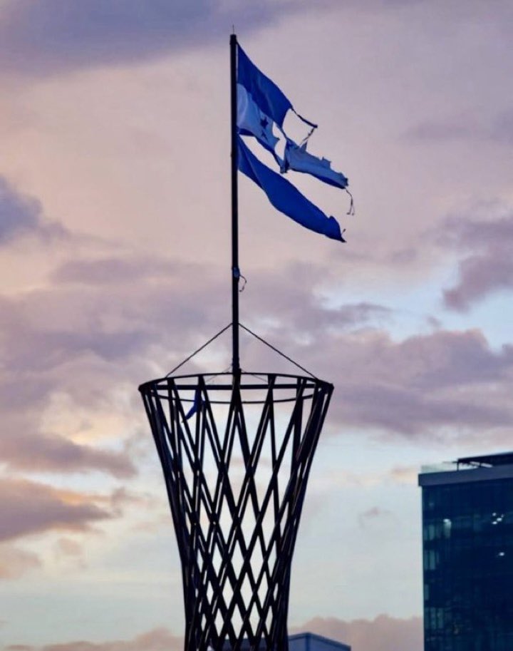 Hoy no solo JOH fue condenado. La decadencia del país quedó al desnudo: justicia complice; politicos podridos; policías de narco-guaruras; gobernantes corruptos; y un pueblo con moralidad decadente, que vota por una chamba, con ira, o por una bandera política estiercolada.