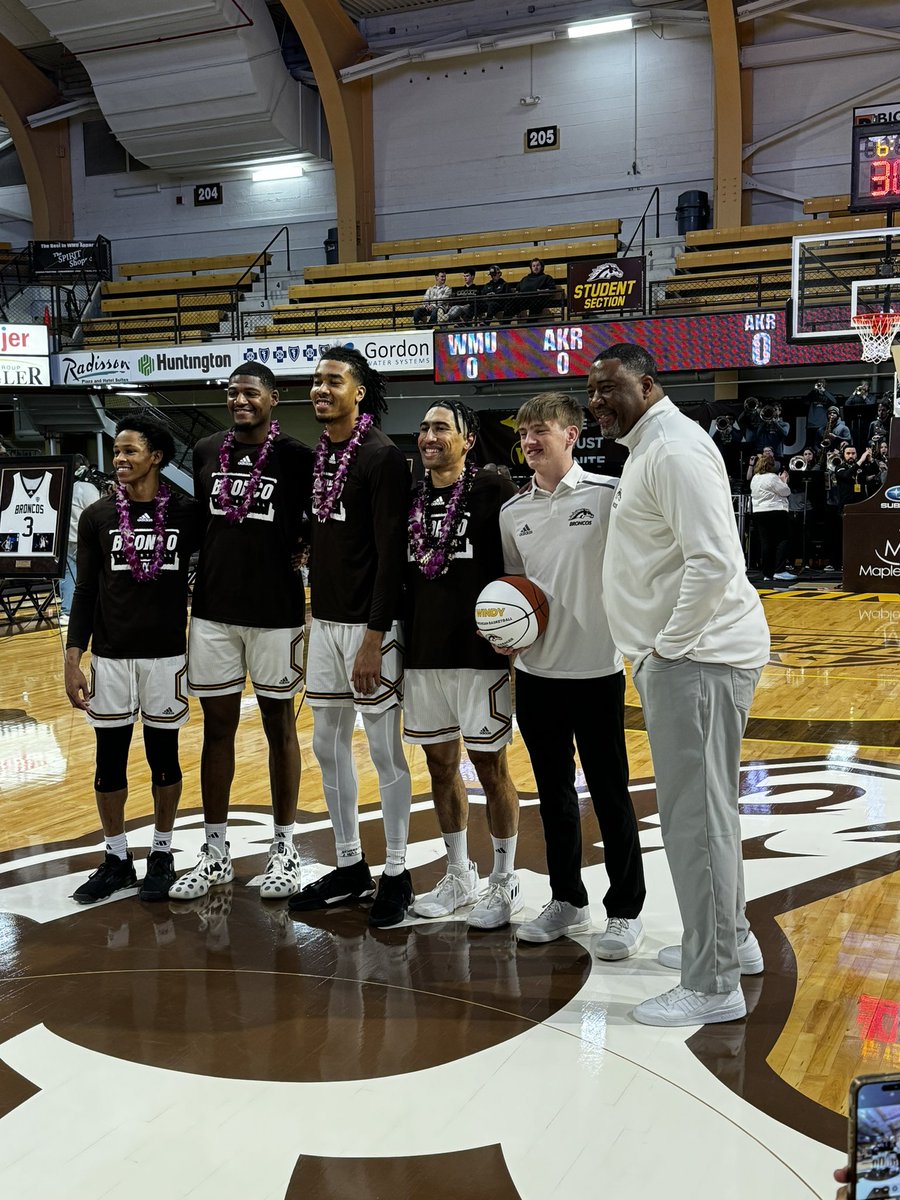 CoachWindog's tweet photo. Senior Night @TyWindy  Let’s go Broncos!!! https://t.co/AevX49N8Ux