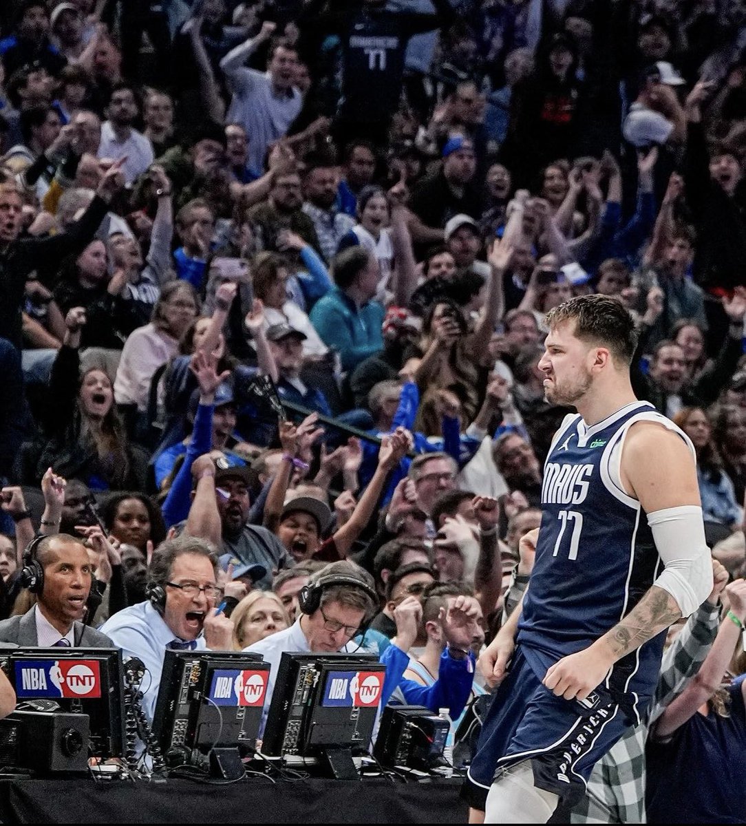 Mavs_FFL's tweet photo. This is an iconic picture https://t.co/140qMfPrl7