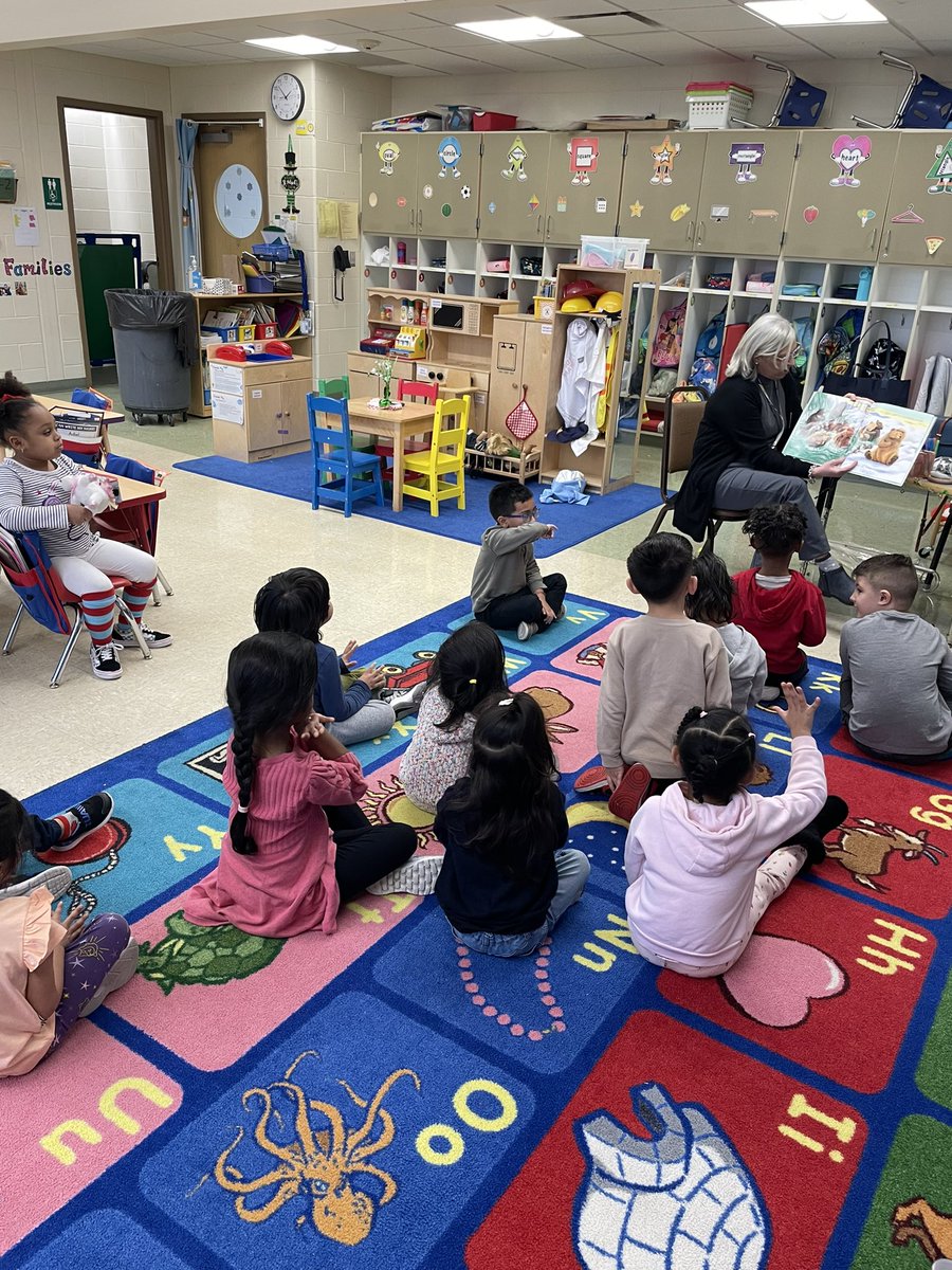 MissVatLP's tweet photo. We were SO lucky to have the BEST Guest Reader! #ReadAcrossAmerica #NBTeamPreschool #Room8isGreat #WhyLP #GuestReaderDay π https://t.co/6r2E3cqUKU
