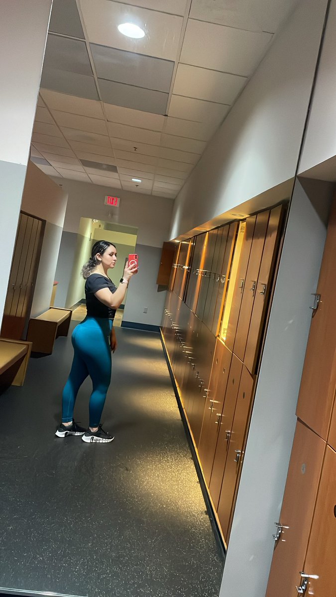 jvstgigi's tweet photo. the gym is finally starting to pay off https://t.co/1lI8fmyPE1