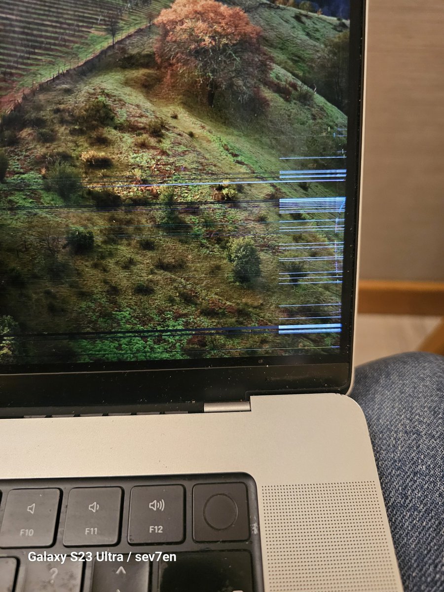 fabrizio_degni's tweet image. Oh noo.... Today morning I found my #MacbookPro16 with that 😭
I don&apos;t what&apos;s happened really.

#apple