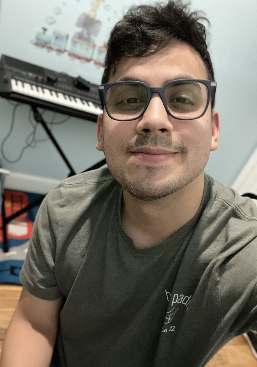 ronaldfari's tweet image. Uno de los requisitos para ser músico es tener el pelo alborotado 😅 #homeworks