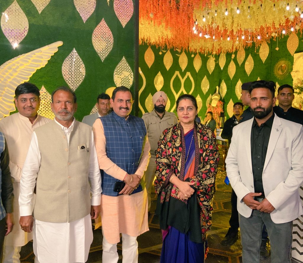 SunitaDuggal7's tweet photo. विगत दिनों #फतेहाबाद के #शीश_महल में श्री रूप सैनी जी की सुपुत्री के #विवाह_समारोह में शामिल होकर पूरे परिवार को शुभकामनाएं दी व वर बधू को सुखद #वैवाहिक जीवन का #आशीर्वाद प्रदान किया। https://t.co/xAWKsCvPHP
