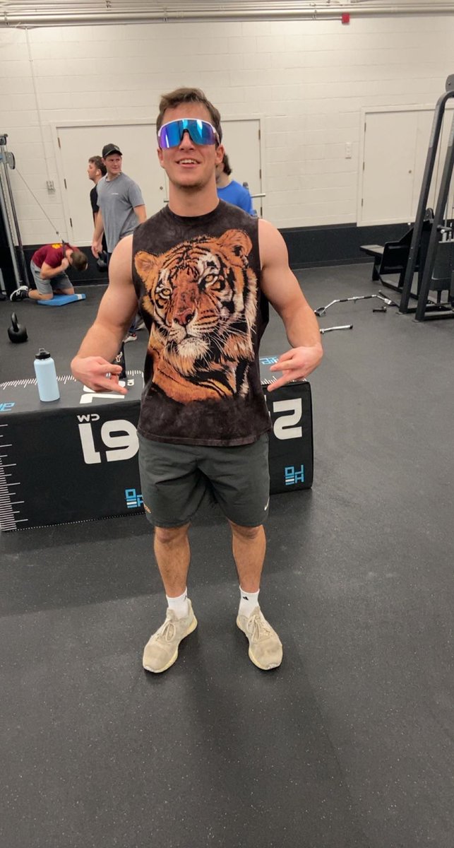 No way that guy thought he could snag a bag when this man had the rock in his hand 😎