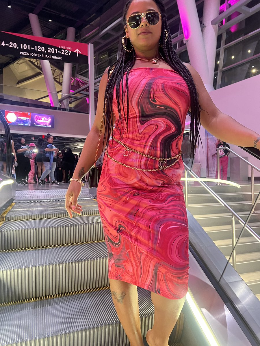 LitePapi's tweet photo. @NICKIMINAJ  we are here to support you..HERES THE BIRTHDAY GIRL 💜 Whitney https://t.co/ZJ7QYbHr3a