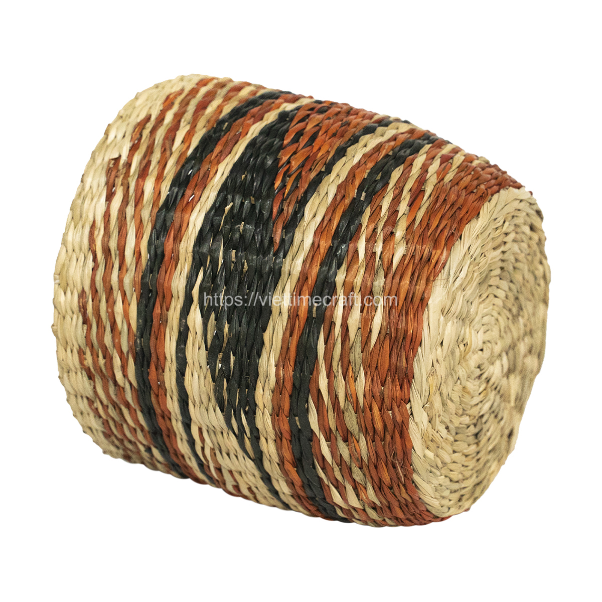 viettimecraft's tweet photo. This basket showcases the style of African color and the natural beauty of seagrass, providing a stylish and sustainable storage solution for retailers.

#seagrassbasket #handicraft #socialselling https://t.co/O60Y75tkPk