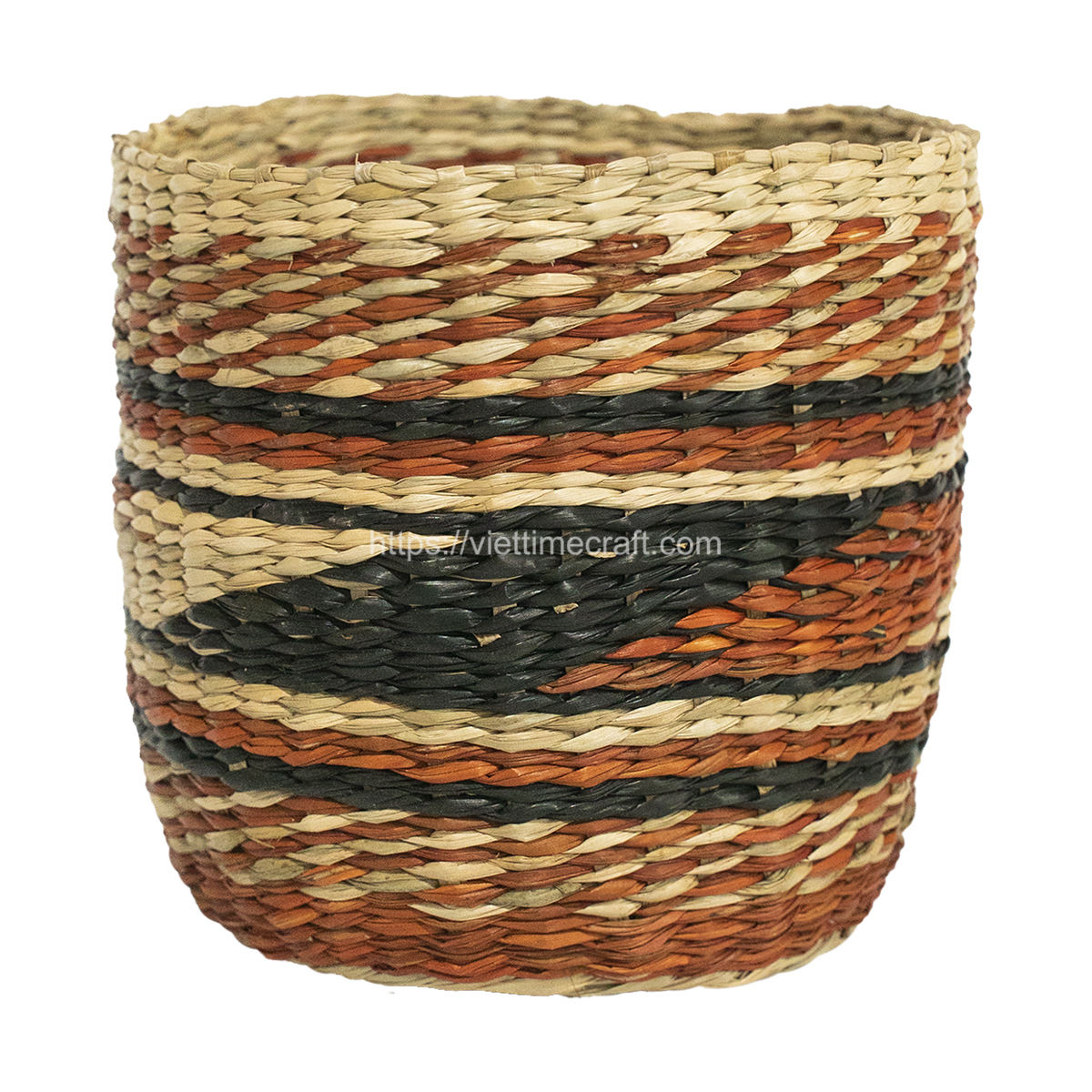 viettimecraft's tweet photo. This basket showcases the style of African color and the natural beauty of seagrass, providing a stylish and sustainable storage solution for retailers.

#seagrassbasket #handicraft #socialselling https://t.co/O60Y75tkPk