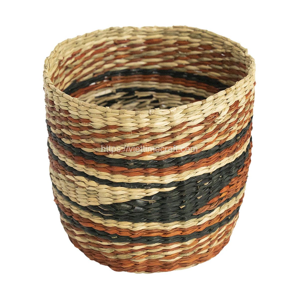 viettimecraft's tweet photo. This basket showcases the style of African color and the natural beauty of seagrass, providing a stylish and sustainable storage solution for retailers.

#seagrassbasket #handicraft #socialselling https://t.co/O60Y75tkPk