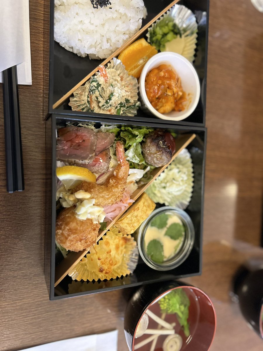 pbr7xpGu's tweet photo. 念願のミッシュバールのお弁当💕
いっただーきまーす😆 https://t.co/TJ0U5Mx1QU