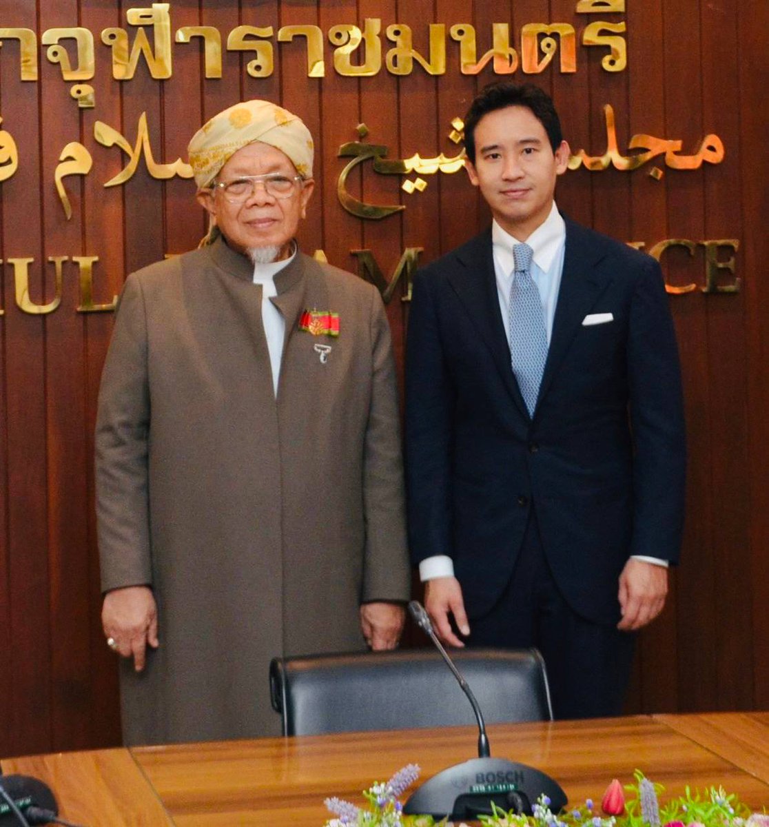 Pita_MFP's tweet photo. ٱلسَّلَامُ عَلَيْكُمْ
ขอความสันติสุขจงประสบมีแด่ทุกท่าน
เมื่อวันที่ 4 มีนาคมที่ผ่าน ผมได้ เข้าคารวะและแสดงความยินดีในโอกาสที่อาจารย์อรุณ บุญชม  ที่ได้รับพระบรมราชโองการโปรดเกล้าโปรดกระหม่อมแต่งตั้งให้ดำรงตำแหน่งจุฬาราชมนตรี  เป็นคนที่ 19 ของประเทศไทย

การเข้าคารวะในครั้งนี้ ผมได้ขอคำแนะนำจากท่านจุฬาราชมนตรี ในการช่วยเหลือดูแลพี่น้องชาวมุสลิม ที่มีมากกว่า 3.76 ล้านคน ในประเทศ ทั้งเรื่องศึกษา สันติภาพ และ การส่งเสริมกิจการฮัจย์ต่อไป