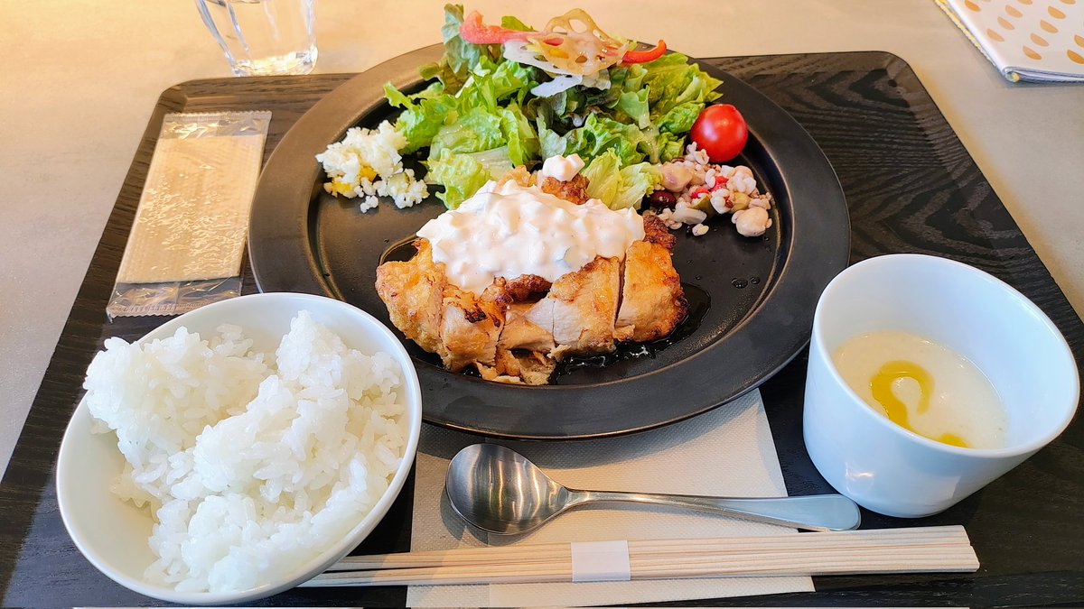 frog_kerorin's tweet photo. ちょっとアリーナの方まで足を伸ばして
ランチタイム打ちっぱなしの天井の高いお店好きだな。
有田鶏のチキン南蛮(カリフラワーのクスクスと蕪の摺り流しスープ付き)と嬉野紅茶のセットに。紅茶には希少糖かなちょっと入れて飲んだよ☆彡-幸-
#SCOL-CAFE&D- https://t.co/q0u4UkRnCG
