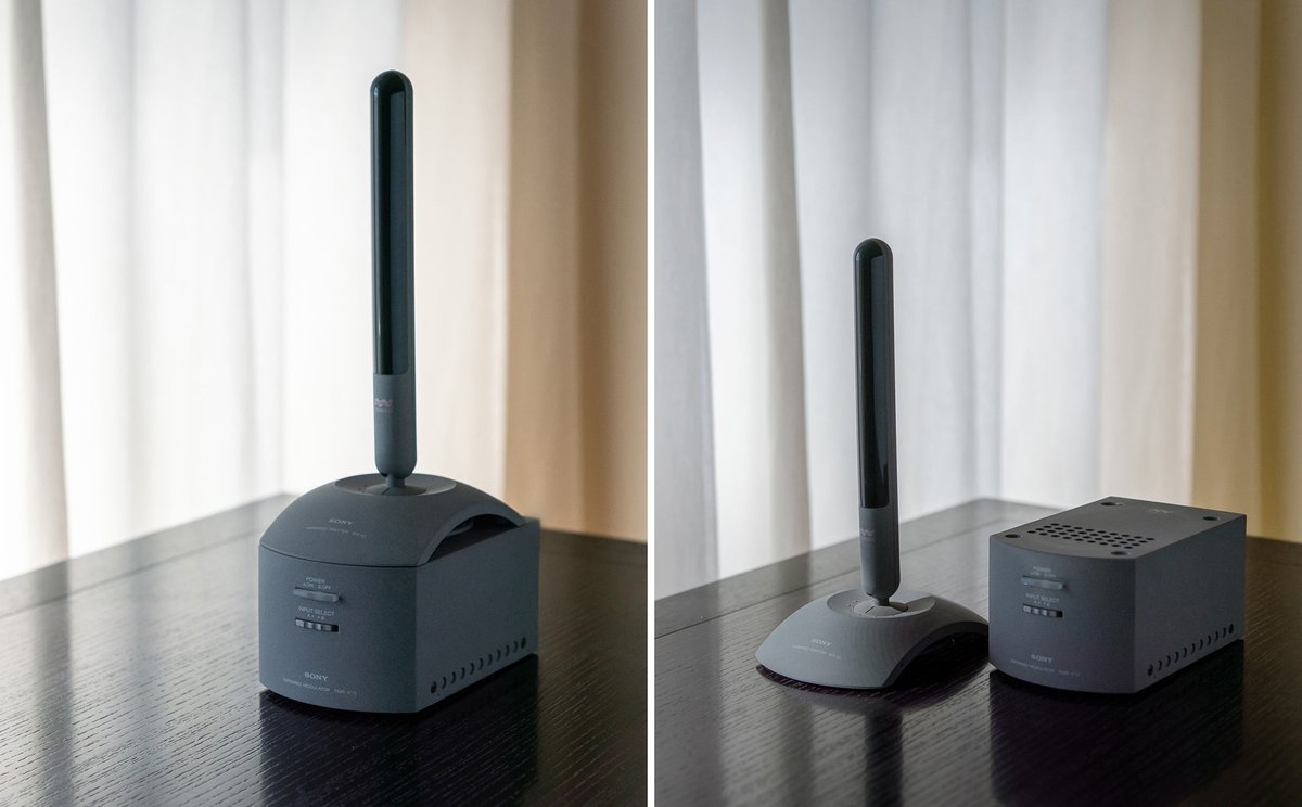 ArcitaKrica's tweet image. Sony MDR-IF510K（1990）Bluetooth以前の赤外線式コードレスヘッドホン
ヘッドホンとペアだけど、このトランスミッター／TMR-IF10K だけ手元に残しています。建築的なデザインが素晴らしい！ 当時流行ったフェルト塗装もよく似合っていますね。
#sonydesign