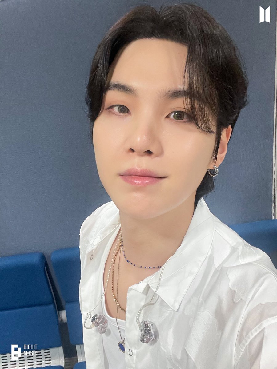 kkuzil2's tweet photo. 생일 축하해요 내스타
늘 고마워요
내 가장 힘들고 어두웠던 시기를 
당신과 당신의 음악과 함께 이겨냈어요
당신의 평생이 늘 평화롭고 행복하기를 기도합니다🎀
오늘 가장 행복한 하루 보내요
#HappyBirthdaySUGA 
#HappySUGADay https://t.co/wRG55HR2uM
