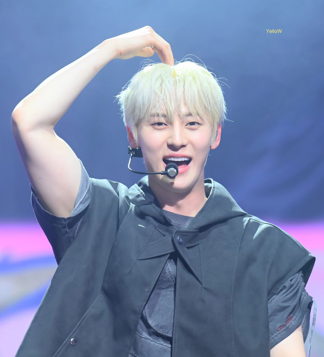 YelloW_H89's tweet photo. 240308 #황민현 도원결의
빵 터진😆 #민현  #HWANGMINHYUN https://t.co/HBKsHTWwAU