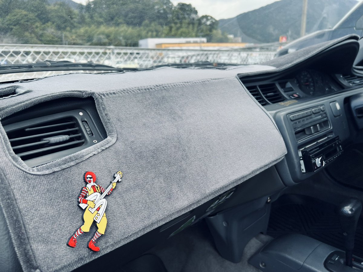 ムーンアイズのダッシュマット付けたよ。
ベロアとポリ悩みに悩んでベロアにしたけどポリやったかなーって思ってきた🤔💦
#civic
#mooneyes #dashmats
#ベロア #ダークグレー #マークレス