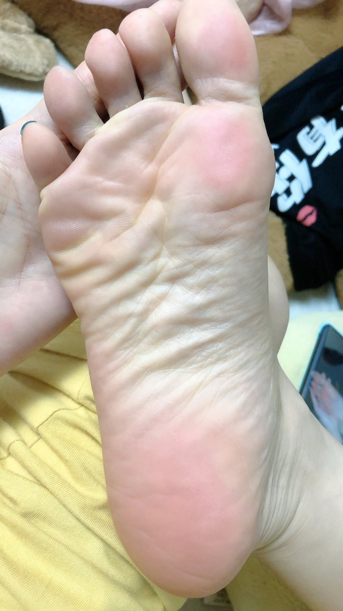 linglingya520's tweet photo. 吃我一招战争践踏。＃美脚 ＃玉足 ＃足控 https://t.co/xP8isw7yUi