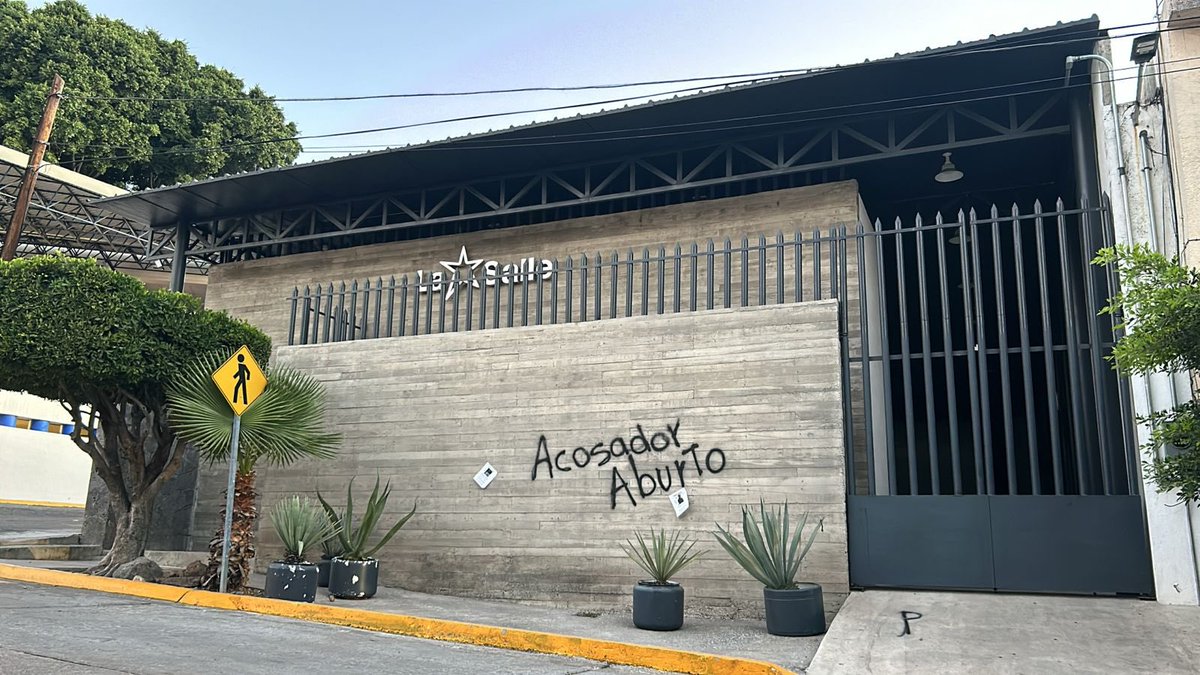 fracasarah's tweet photo. En la universidad la salle Cuernavaca, nos están silenciando tapando las denuncias de diversas compañeras a el profesor Adolfo Aburto. Las denuncias fueron presentadas a 2 distintos rectores sin respuesta alguna. @RuidoEnLaRed @LaSalle_MX @jluriosteguis @cuauhtemocb10 https://t.co/df584VlX7r