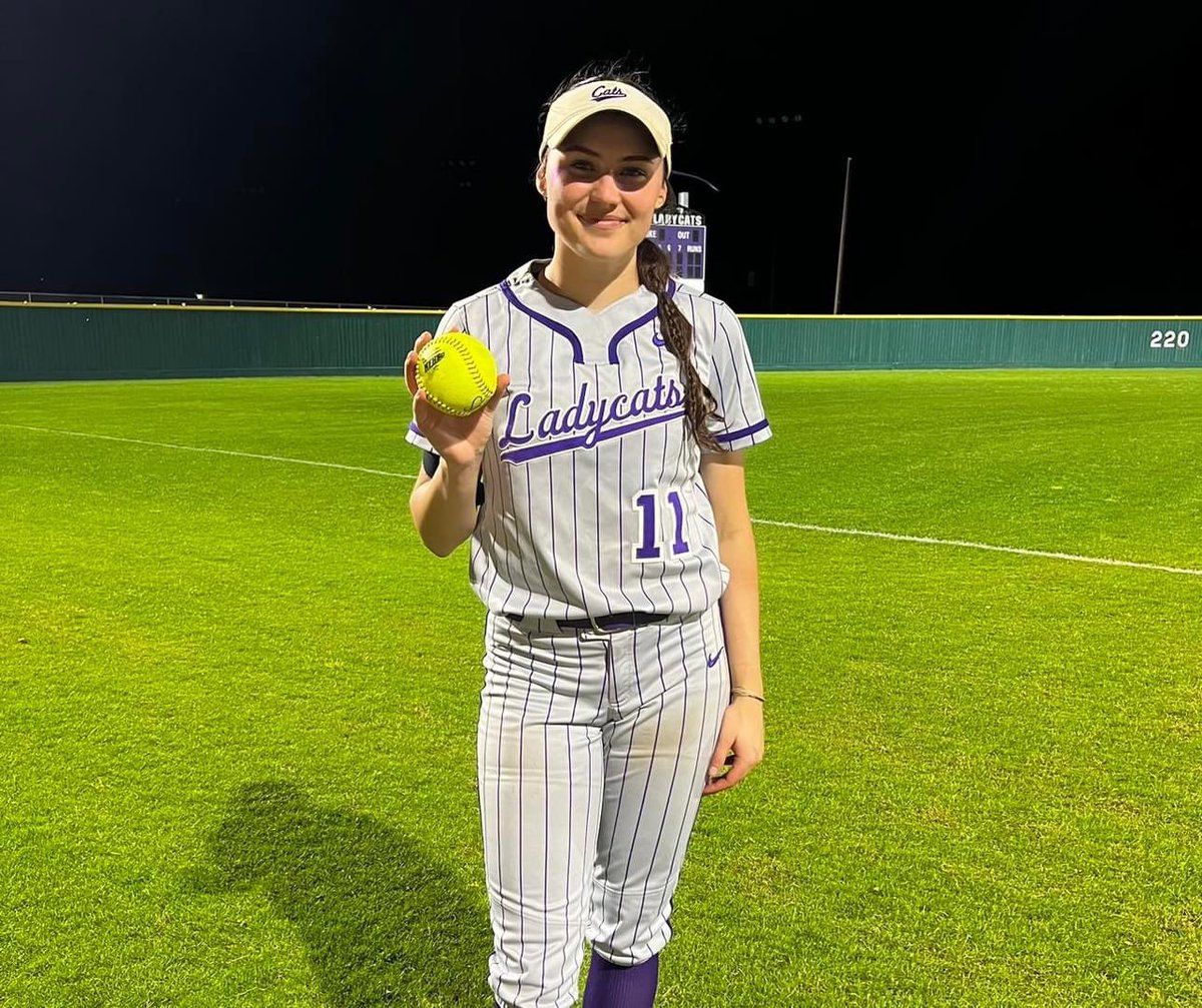 Both teams take the win over Santa Fe tonight! Congrats to Mayson Garrett for her two run homerun and to Kadeyn Patin for pitching a complete game and earning the win in tonight’s varsity game!