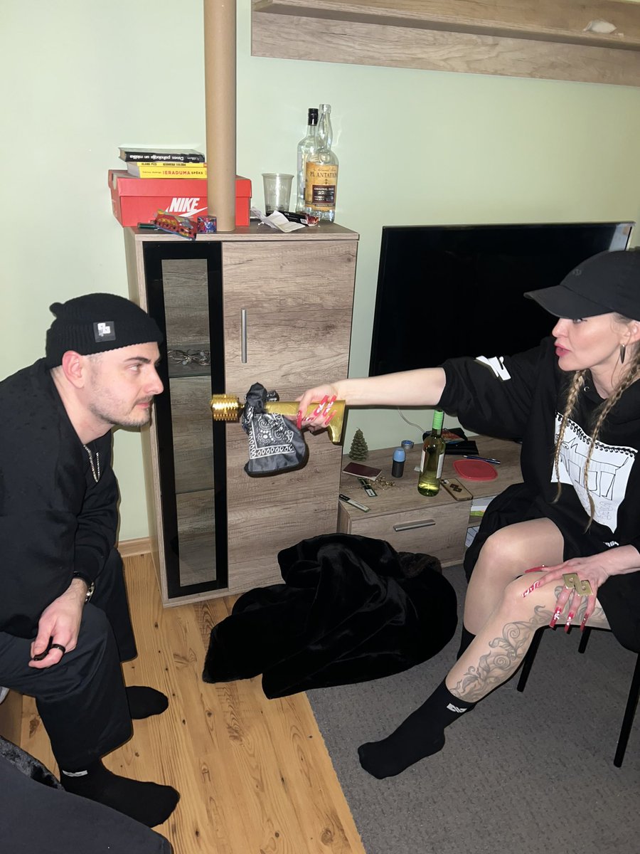 ATBILDI PA BAZARU UROD <a href="/_BeLiva/">Līva Liepa</a> <a href="/ZeltaMikrofons/">Zelta Mikrofons</a> #ZeltaMikrofons