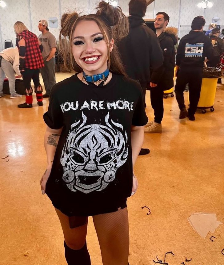 She’s here to hang out with the cool people. Mmm, so LIKE if she can bug you!🖤💙