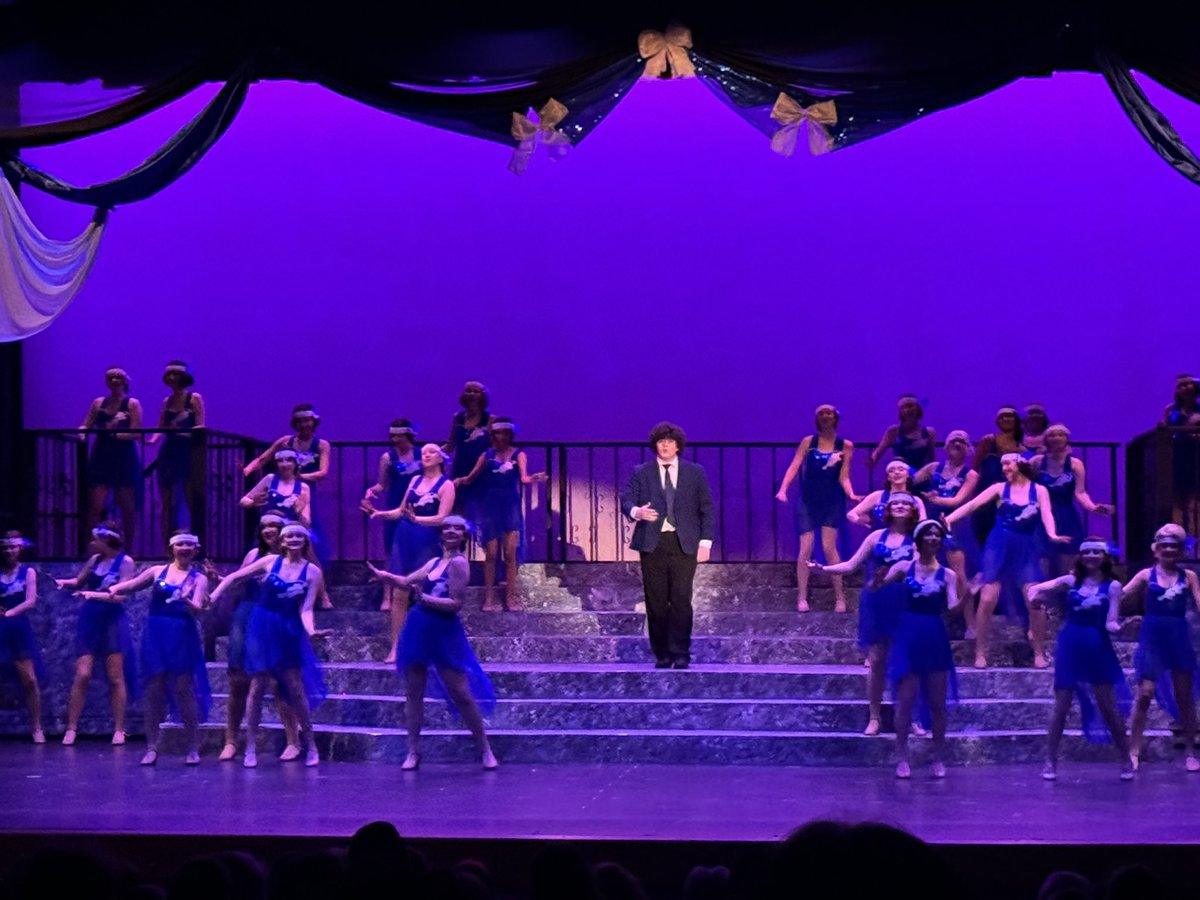 The Mountain Ridge Theater program @TheMRHS @MRHSRidgeReview @DVUSD did magnificent rendition of Singing in the Rain!