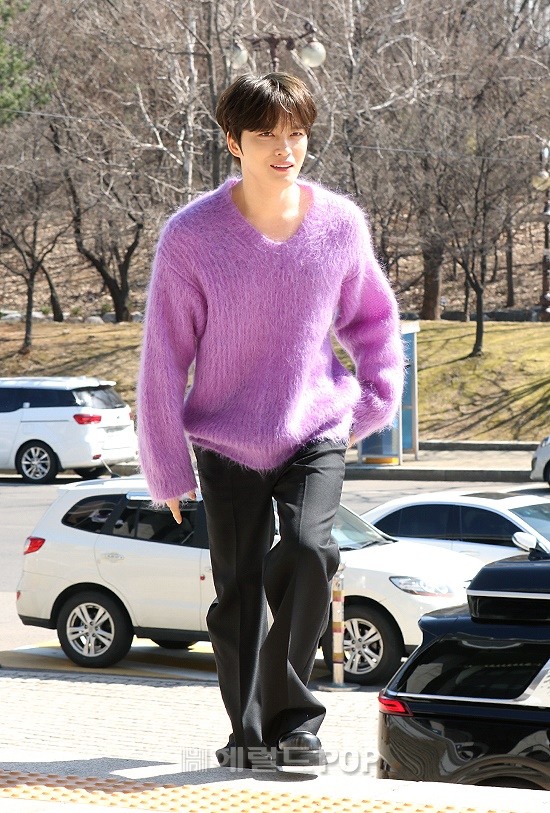 Kkorepo's tweet photo. 【フォト】#キムジェジュン、「#コンビニレストラン」収録のためにKBSに出勤…春色ニットでまぶしいビジュアル
#ジェジュン
https://t.co/gQ2rSkdGxo https://t.co/43d4qEvCZm