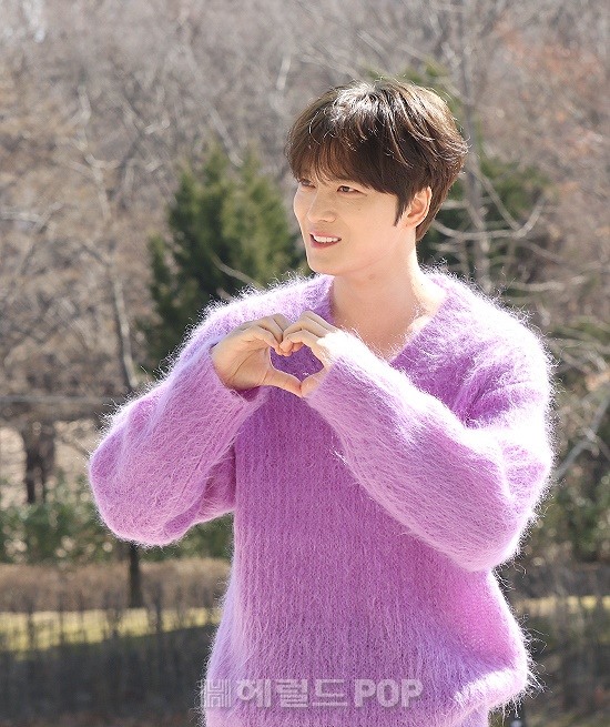 Kkorepo's tweet photo. 【フォト】#キムジェジュン、「#コンビニレストラン」収録のためにKBSに出勤…春色ニットでまぶしいビジュアル
#ジェジュン
https://t.co/gQ2rSkdGxo https://t.co/43d4qEvCZm